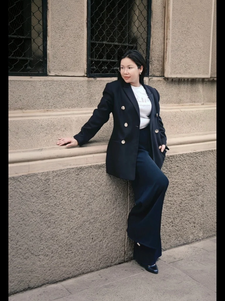 Koko Linh editorial dựa tường